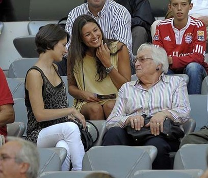 ��̨�ϵİ���̫̫��ʮ�ֿ���